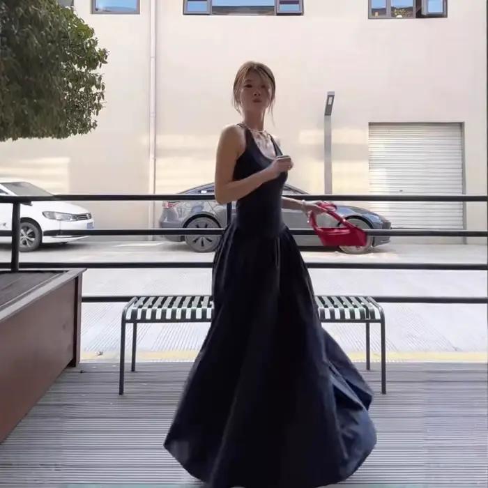 Robe longue élégante sans manches bleue à col halter pour femme, collection été 2025, en tissu polye