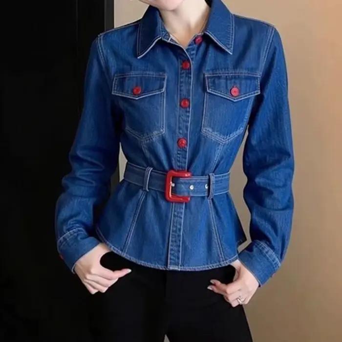 Chemisier en jean bleu, collection hiver 2026, haut de gamme, élégant et très esthétique, idéal pour