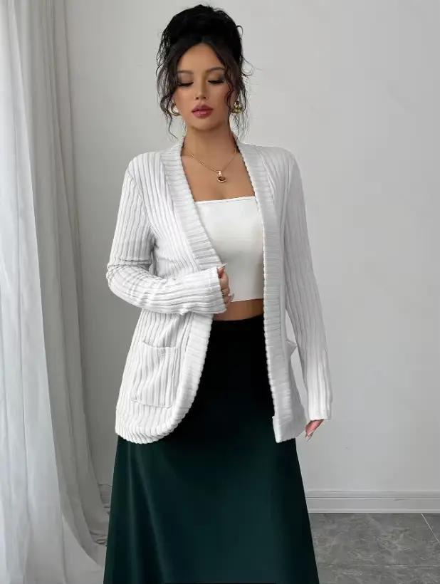 Cardigan en tricot côtelé blanc pour femme, pull à manches longues avec détail poche ouverte sur le 