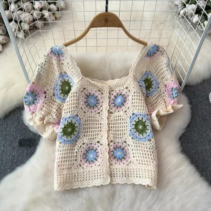 Haut en Crochet Granny avec manches bouffantes et boutons sur le devant