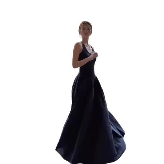 Robe longue élégante sans manches bleue à col halter pour femme