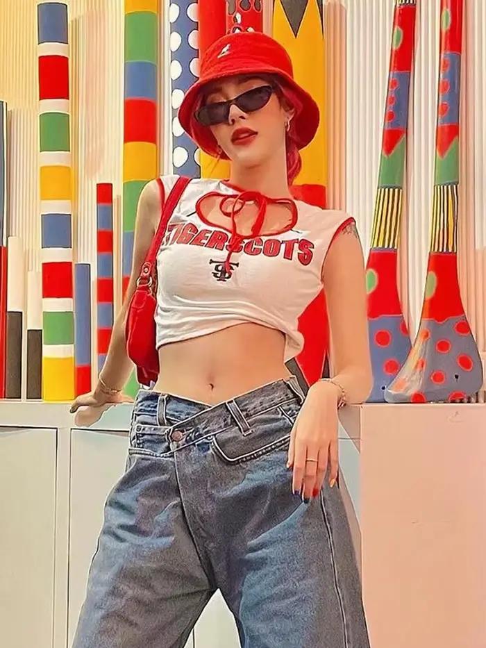 T-shirt à lettres imprimées pour femmes, style streetwear, haut court sans manches, Y2K, accessoire col à lacets, polyester et élasthanne, printemps été, pour parties et événements