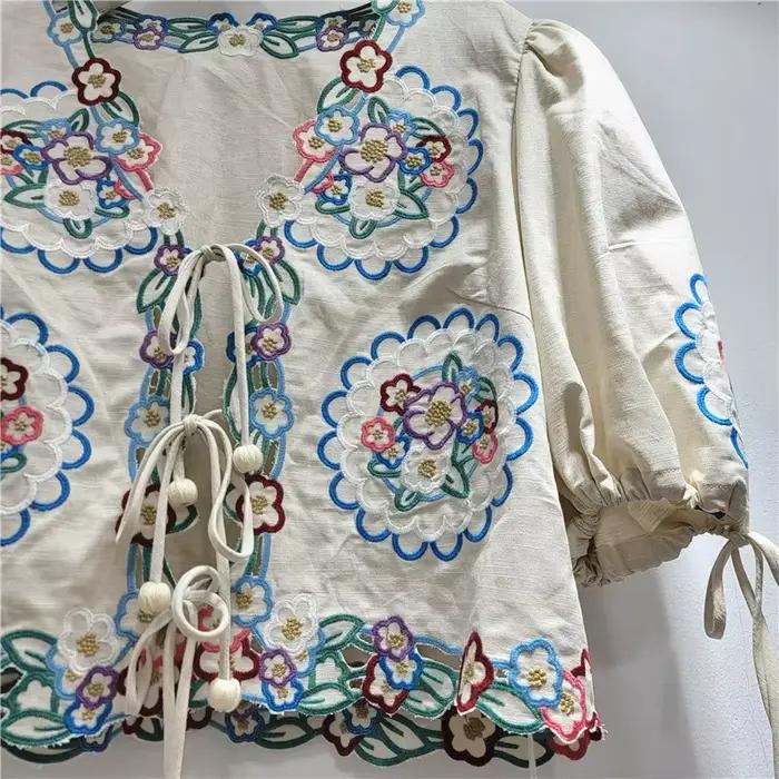 Chemisier Bohème Niche Français pour Femme, Top Court Été 2026 Ludique et Coloré à Broderies Florales, Découpes et Nœud, Col en V, Chemise