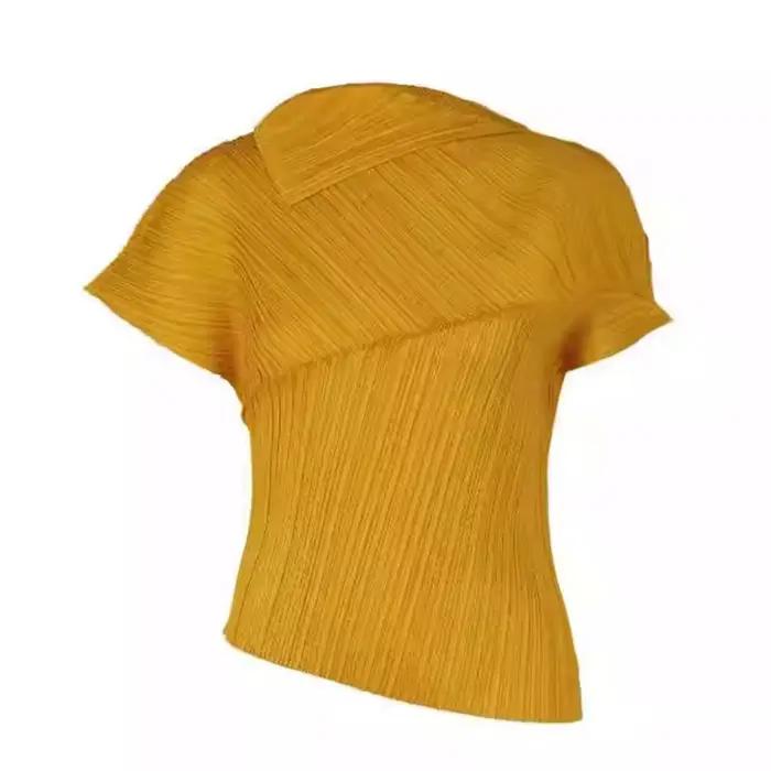 T-shirt plissé pour femme Miyake avec un design haut de gamme et asymétrique
