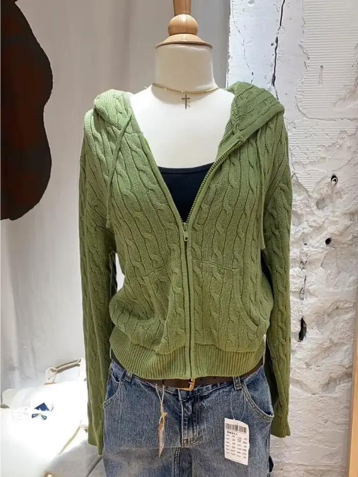 Cardigan vert torsadé à fleurs