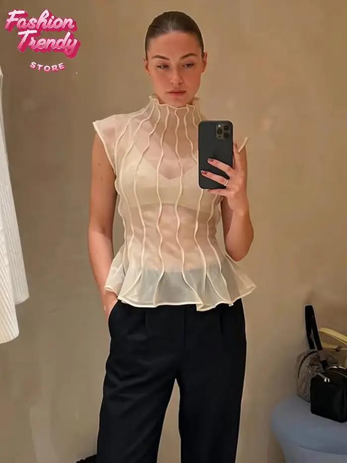 Chemisier plissé beige en satin sans manches pour femme