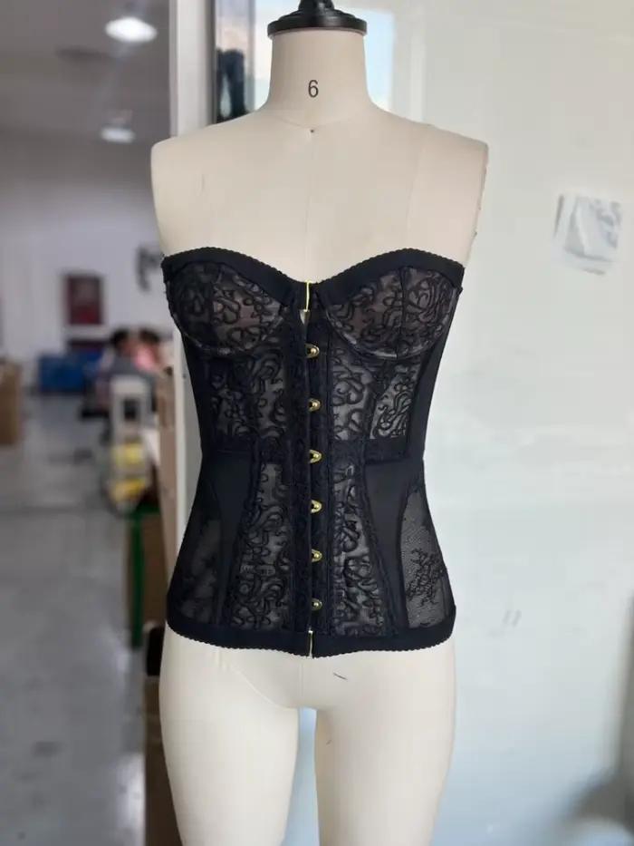 Spicy Girl – Corset serré en dentelle