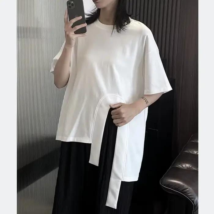 T-shirt à manches courtes fendu avec ruban irrégulier pour femmes