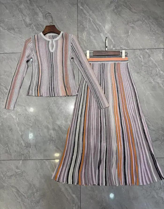 Ensemble tricoté pour femme à rayures et sequins
