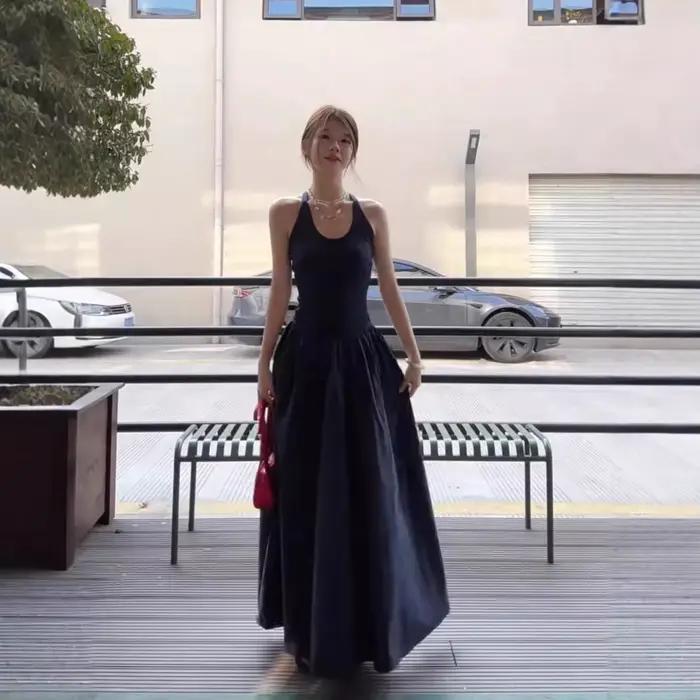Robe longue élégante sans manches bleue à col halter pour femme