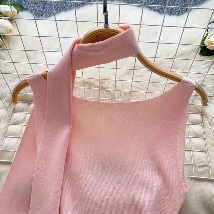 Robe pull moulante rose sans manches à col en V