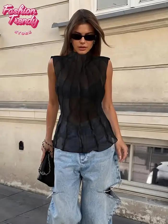 Chemisier plissé beige en satin sans manches pour femme