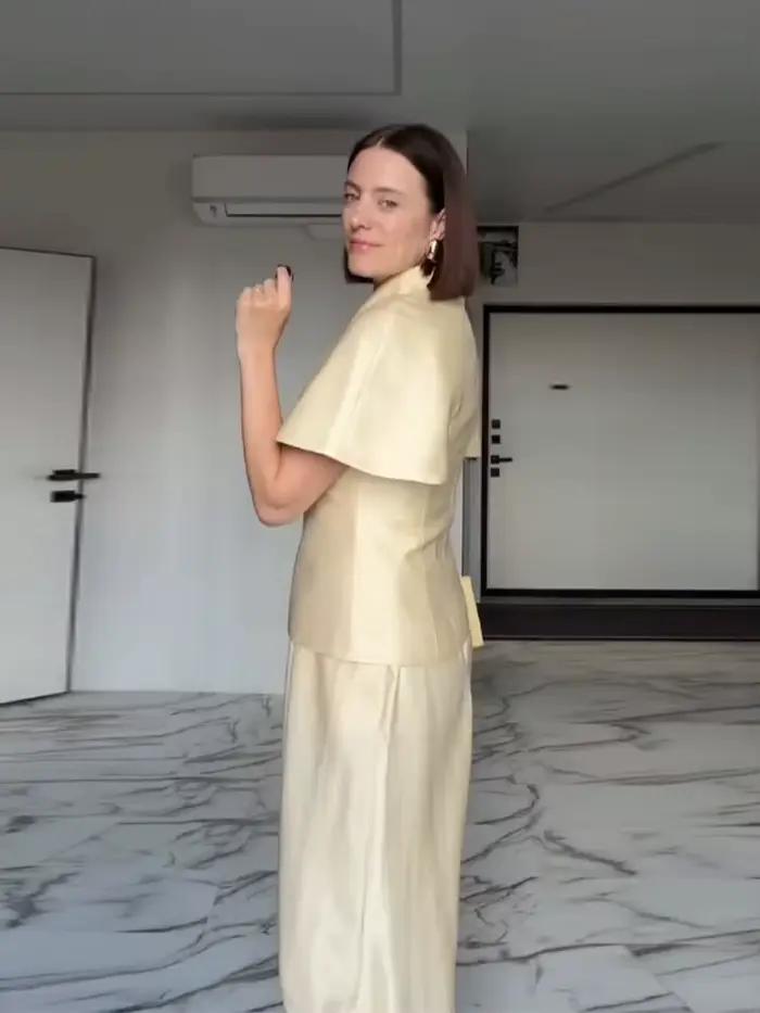 Ensemble pantalon élégant pour femme : Haut ajusté à col en V et manches courtes