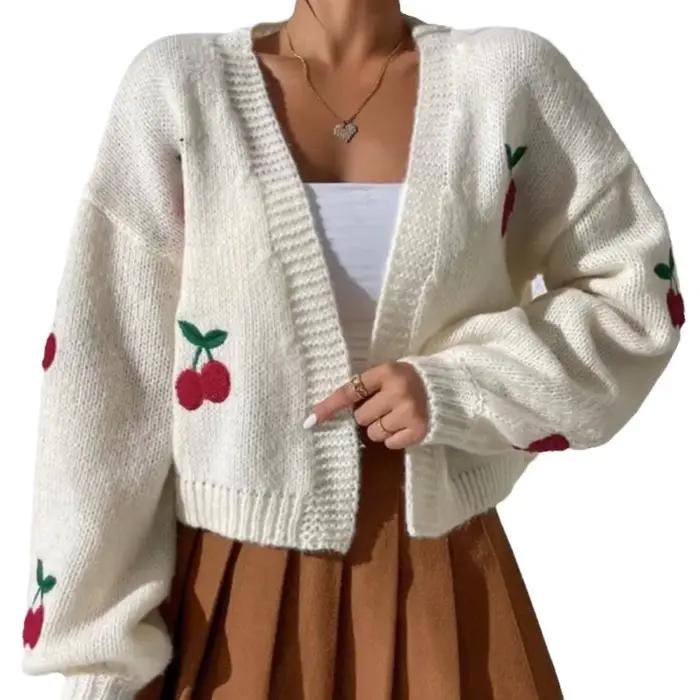 Pull brodé cerise sans boutons