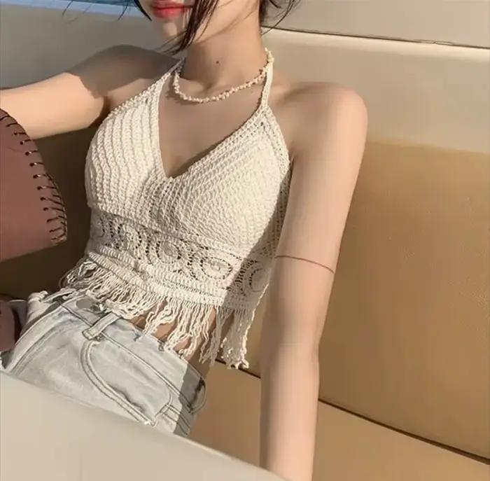 Crop top floral en crochet ajouré