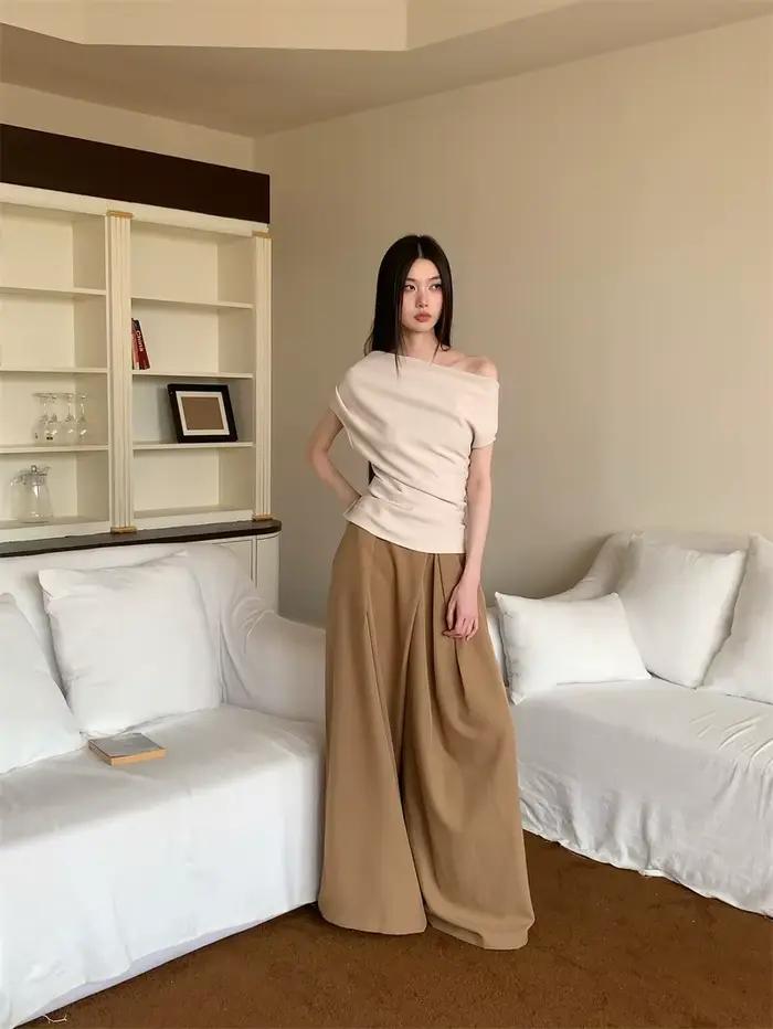 Haut CHEERART minimaliste épaules dénudées pour femme été 2025 à manches courtes t-shirt haut asymétrique vêtement舒适流畅地完成了任务，确保描述既符合要求又具有吸引力。 ###TITRE### Haut CHEERART minimaliste épaules dénudées pour femme été 2025 à manches courtes t-shirt haut asymétrique vêtement