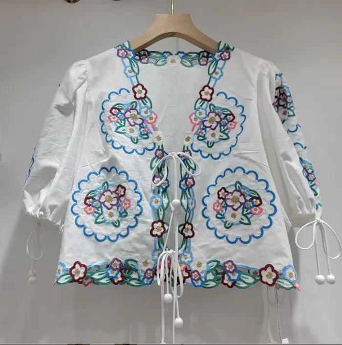 Chemisier Bohème Niche Français pour Femme, Top Court Été 2026 Ludique et Coloré à Broderies Florales, Découpes et Nœud, Col en V, Chemise