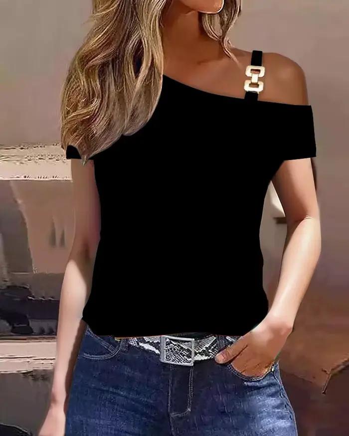 Haut asymétrique à une épaule pour femme avec détail chaîne métallique et imprimé abstrait pour les soirées d'été