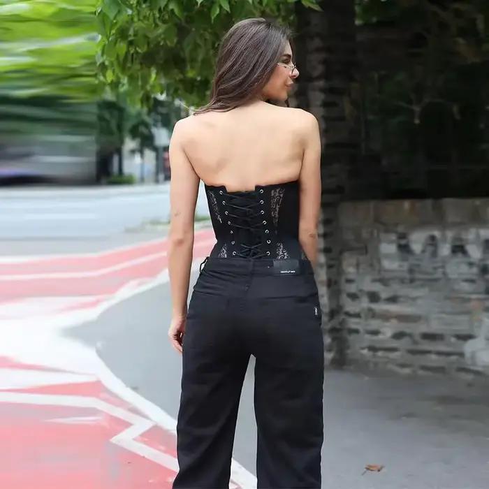 Spicy Girl – Corset serré en dentelle