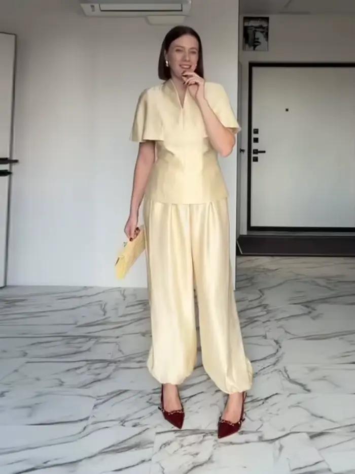 Ensemble pantalon élégant pour femme : Haut ajusté à col en V et manches courtes