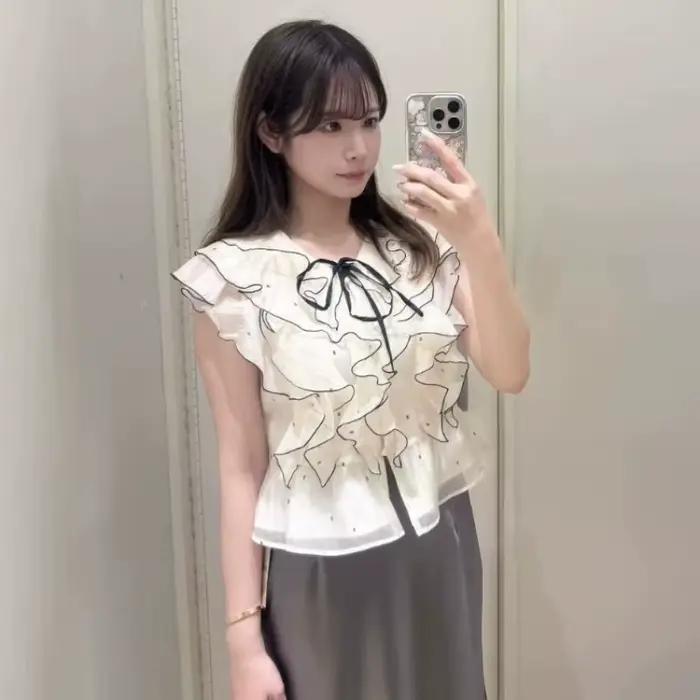 Nouveaux hauts populaires pour femmes et adolescentes : Blouses et chemises d'été à col en V, avec volants, laçage et nœud, style japonais élégant.