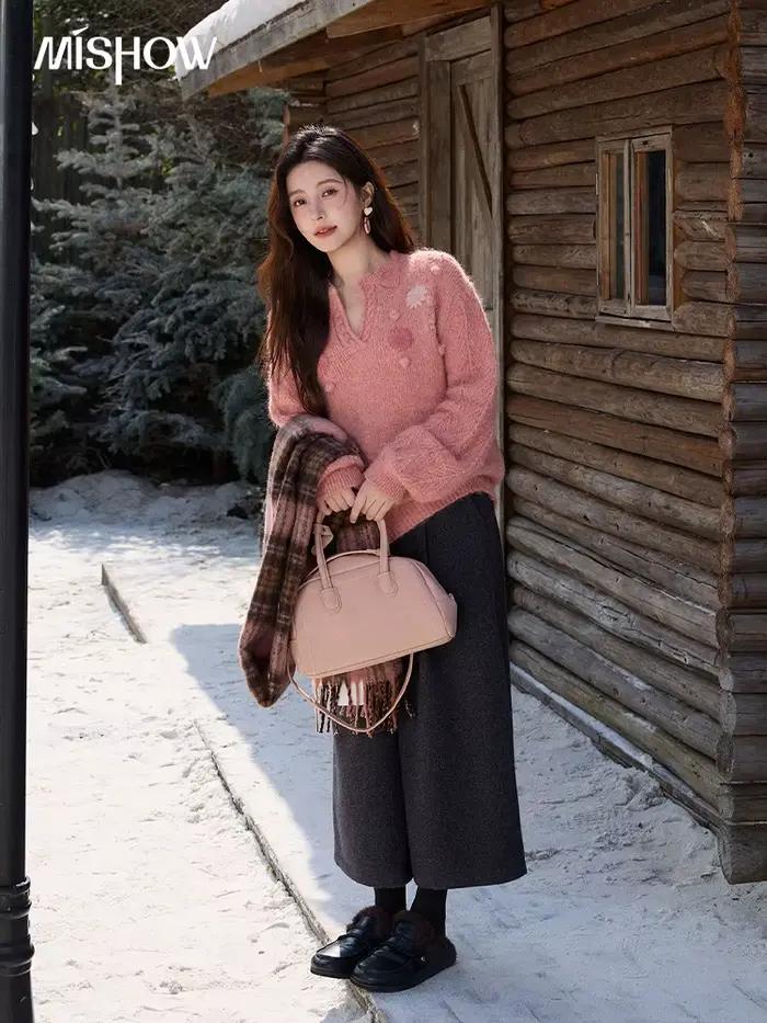 MISHOW femmes framboise rose laine mélange pull 2025 hiver français Floral Pom-Pom brodé col en v haut tricoté MXE86Z2740