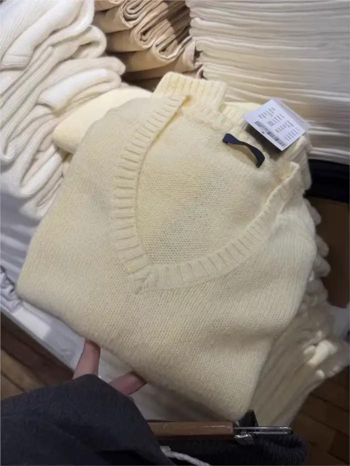 Pull tricoté jaune doux pour femme
