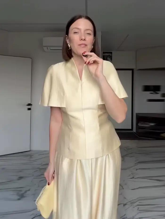 Ensemble pantalon élégant pour femme : Haut ajusté à col en V et manches courtes