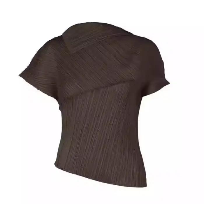 T-shirt plissé pour femme Miyake avec un design haut de gamme et asymétrique