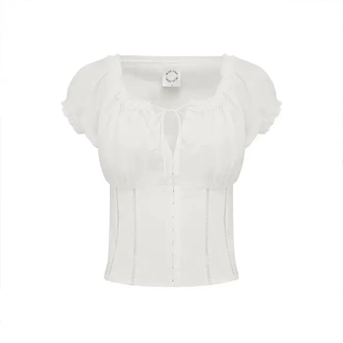 Chemisier blanc à col carré et taille cintrée avec détails en dentelle légèrement transparente, déco