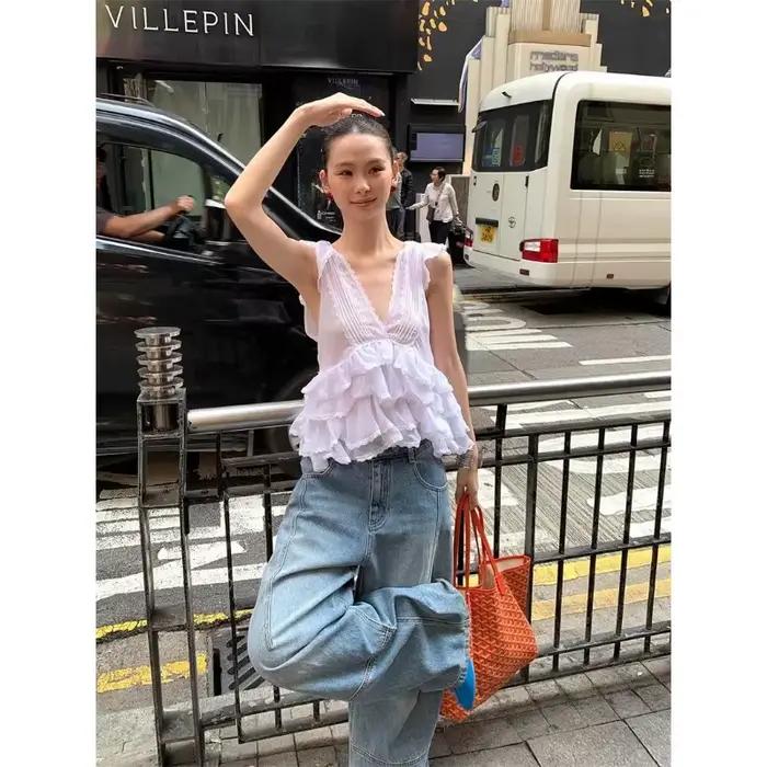 Chemisier sans manches gris foncé pour femme avec col en V et détails superposés pour usage quotidien et vacances