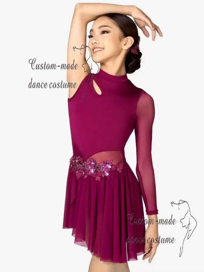 Justaucorps de danse bordeaux à col haut avec une coupe à manches simples et des embellissements de paillettes florales à la taille conçu pour les performances