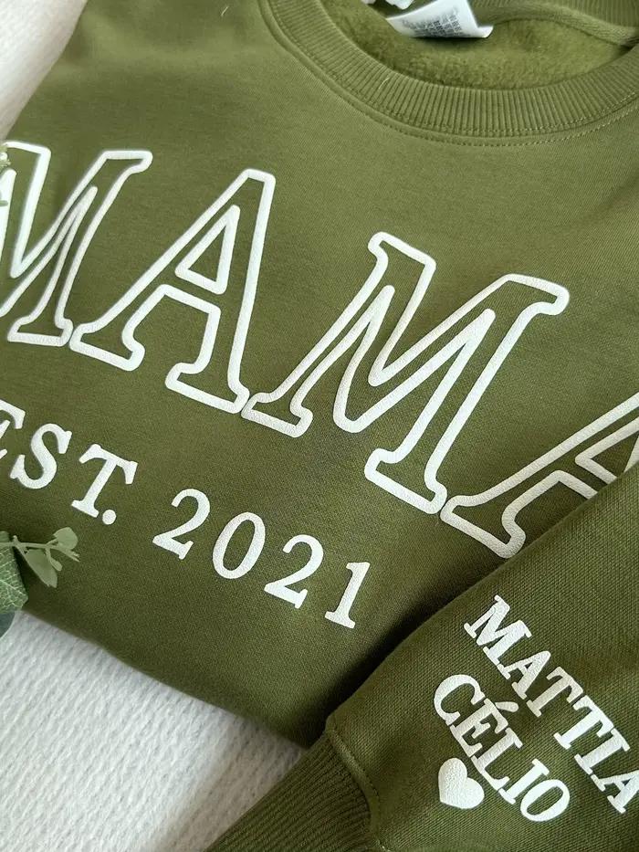 Sweat-shirt personnalisé MAMA EST Year avec noms d'enfants sur la manche