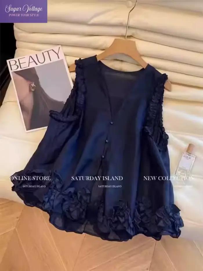 ”开始。 --- Plongez-vous dans l'élégance vintage Enfilez ce chemisier sans manches bleu marine pour femmes, vintage et élégant, et laissez-vous transporter dans une atmosphère de sophistication française. Imaginez-vous, sous la lumière tamisée d'une soirée officielle, attirant tous les regards grâce à
