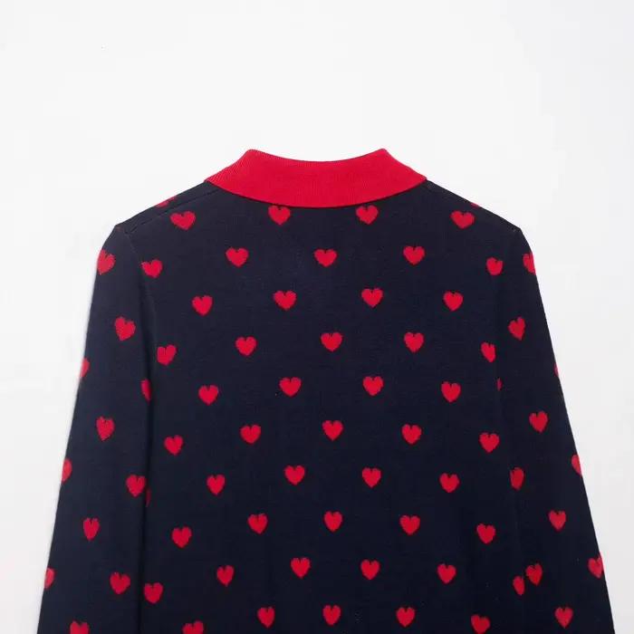 Pull tricoté moderne à motif cœur