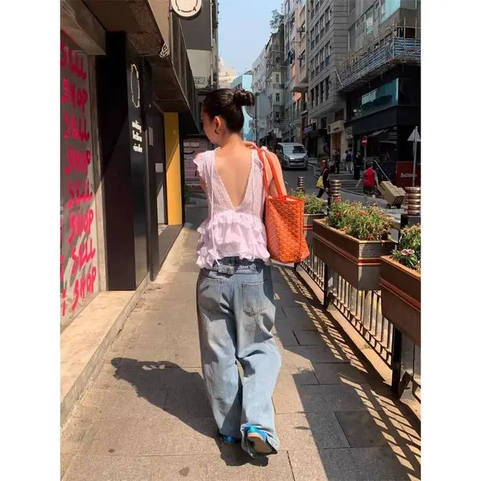 Chemisier sans manches gris foncé pour femme avec col en V et détails superposés pour usage quotidien et vacances