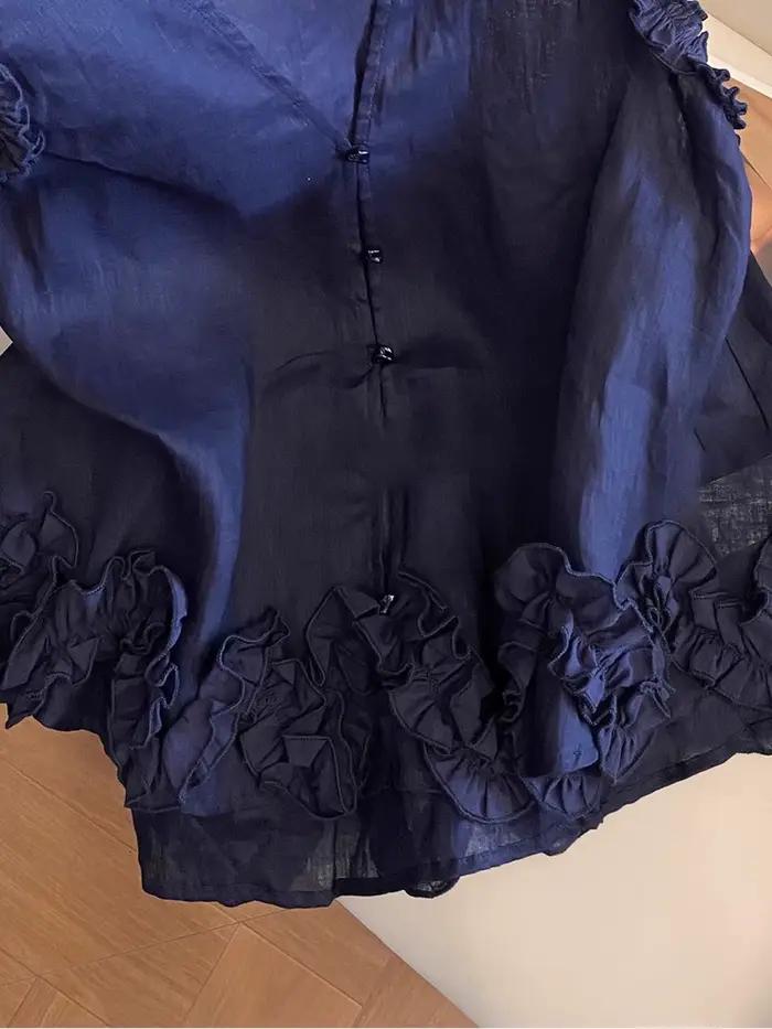 ”开始。 --- Plongez-vous dans l'élégance vintage Enfilez ce chemisier sans manches bleu marine pour femmes, vintage et élégant, et laissez-vous transporter dans une atmosphère de sophistication française. Imaginez-vous, sous la lumière tamisée d'une soirée officielle, attirant tous les regards grâce à