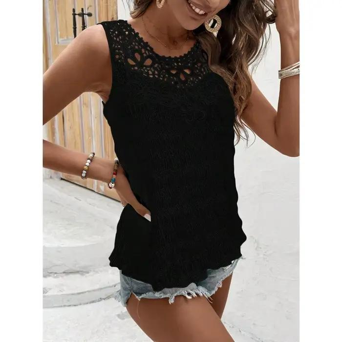 Chemisier sans manches blanc pour femme avec dentelle crochetée motif floral ajouré et smocké tenue décontractée d'été plage vacances ```