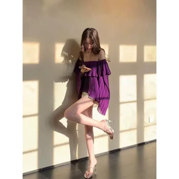 Haut asymétrique violet à volants pour femmes