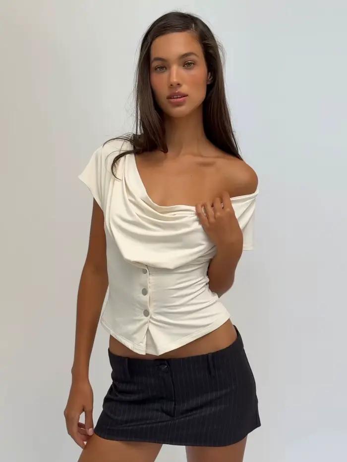T-shirt noir à col rond et taille cintrée avec haut asymétrique
