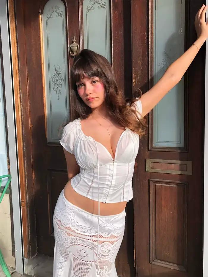 Chemisier blanc à col carré et taille cintrée avec détails en dentelle légèrement transparente