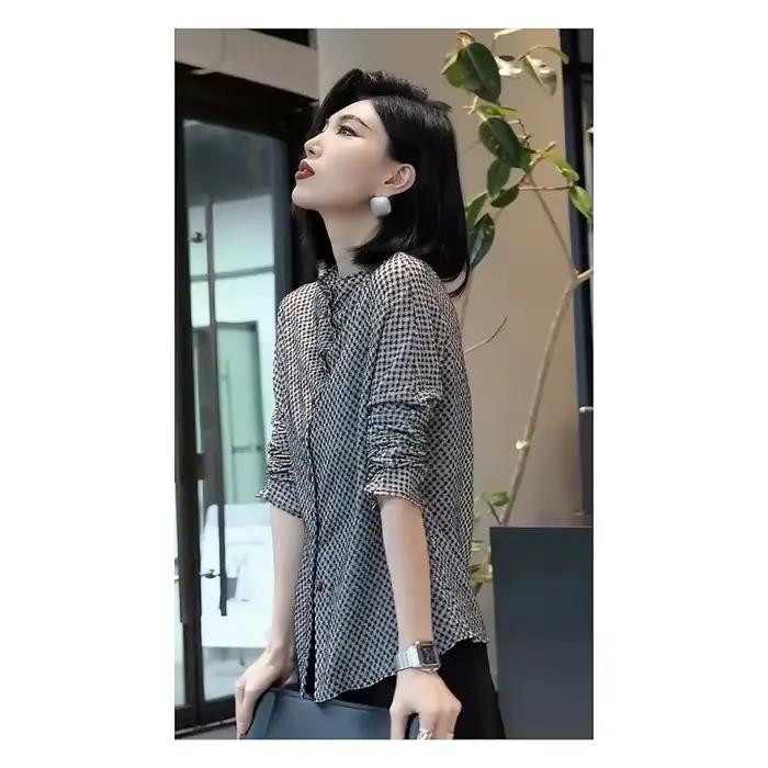 Chemise à carreaux pour femmes avec col mandarin et boutons rouges