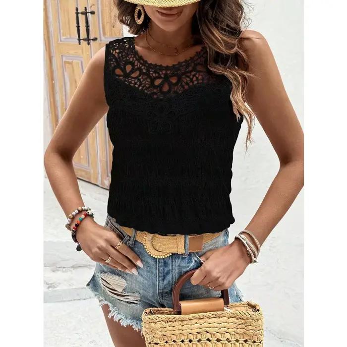 Chemisier sans manches blanc pour femme avec dentelle crochetée motif floral ajouré et smocké tenue décontractée d'été plage vacances ```