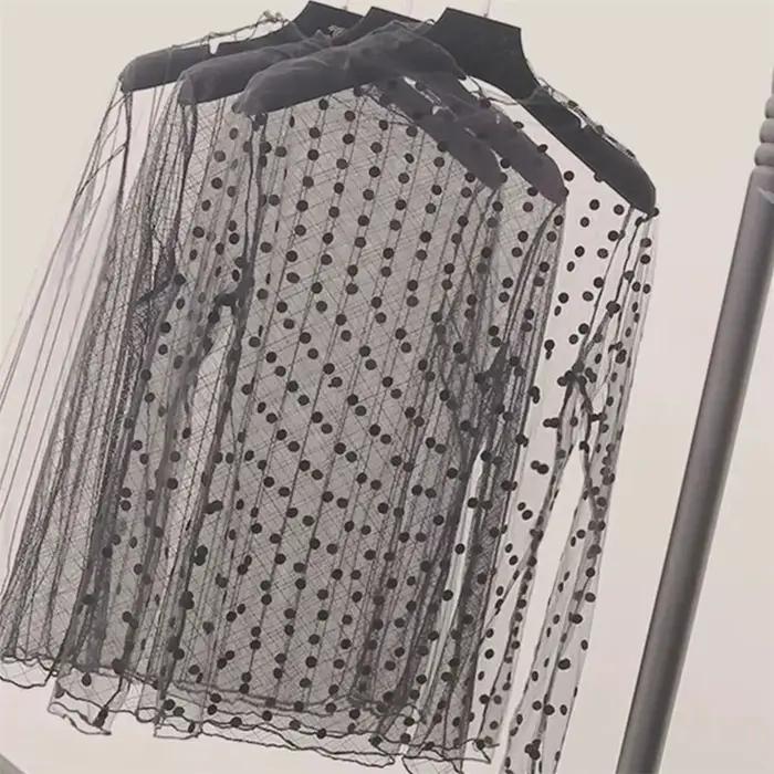 T-shirt transparent en dentelle à manches longues et col roulé pour femme