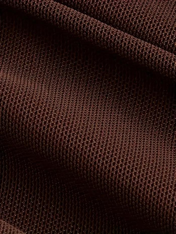 Un haut licou marron, élégant et noble