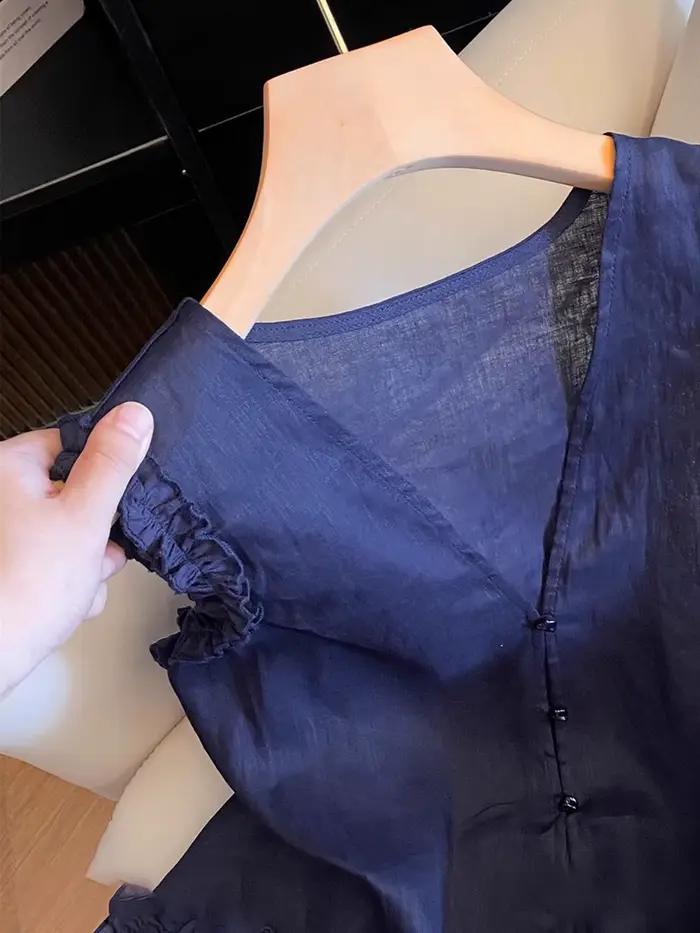 ”开始。 --- Plongez-vous dans l'élégance vintage Enfilez ce chemisier sans manches bleu marine pour femmes, vintage et élégant, et laissez-vous transporter dans une atmosphère de sophistication française. Imaginez-vous, sous la lumière tamisée d'une soirée officielle, attirant tous les regards grâce à