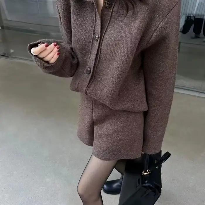 Pull deux pièces pour femmes, tempérament en automne et en hiver, col Polo, taille haute, short décontracté, costume, 2025