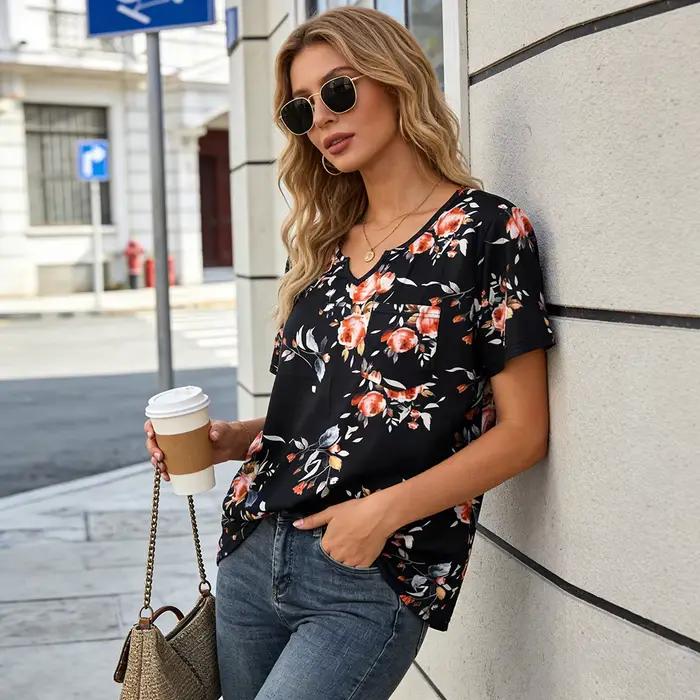 T-shirt noir à motif de roses botaniques - Haut esthétique à col en V et coupe ample avec imprimé floral