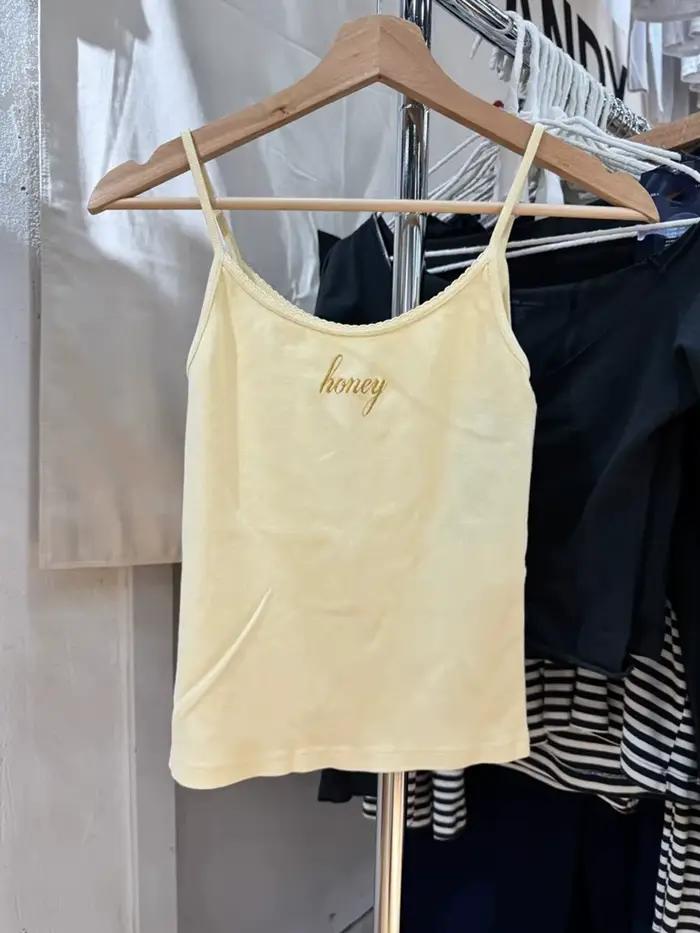 Haut court brodé en lettres jaunes garni de dentelle pour femmes style preppy débardeurs années 2000 doux et mignon