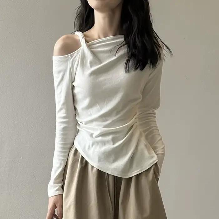 Haut asymétrique à manches longues torsadé pour femmes